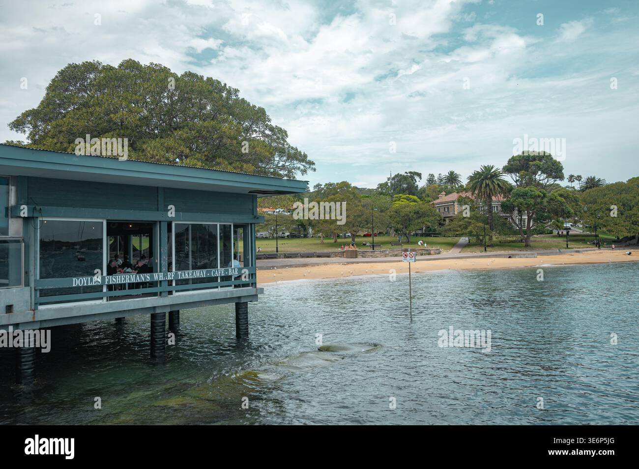 Extérieur du café Doyles Fisherman's Wharf et plats à emporter sur Watsons Bay avec la plage de sable et le parc côtier en arrière-plan. Banque D'Images