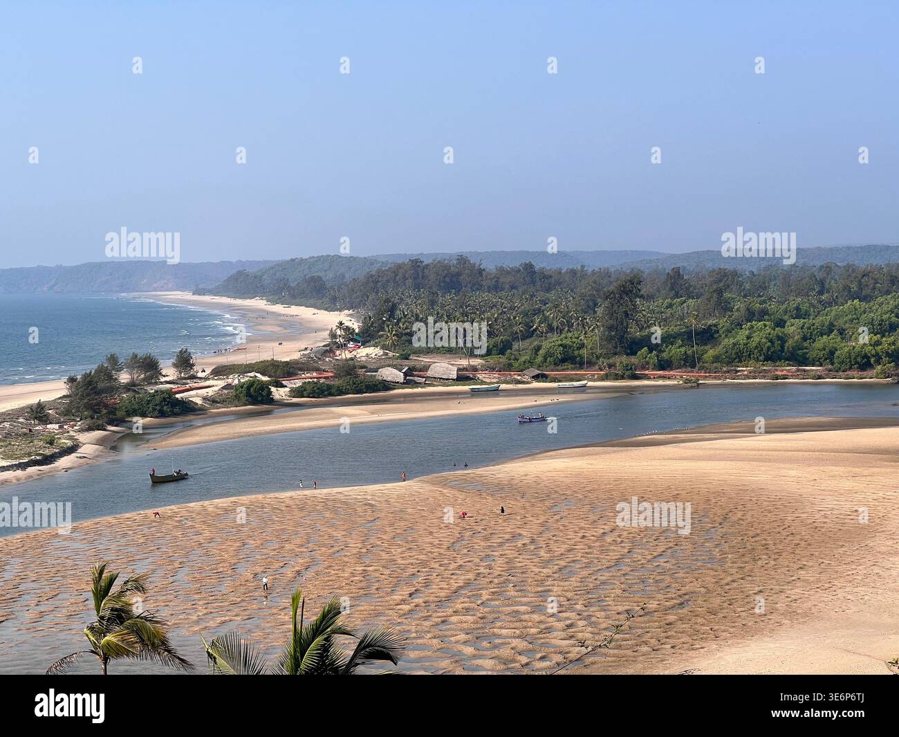 Estuaire, bancs de sable et une longue plage vus d'un point de vue côtier élevé près de Querim et de la frontière Goa-Maharashtra, Inde. - Image de stock capturée avec un smartphone