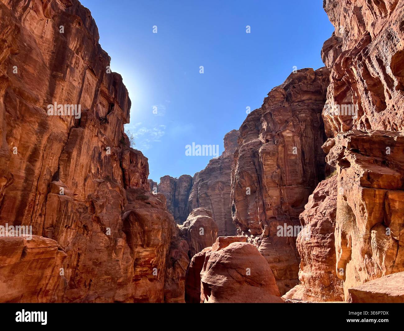 Hautes parois du canyon du Siq dans le parc archéologique de Petra, Jordanie - Image de stock capturée avec un smartphone