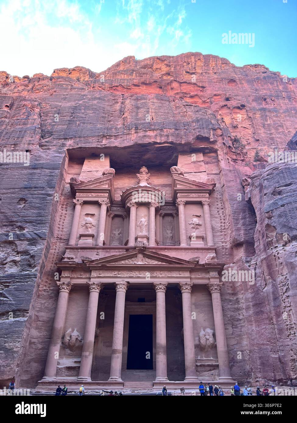 La façade du Trésor, Al-Khazneh, creusée dans les falaises de grès du parc archéologique de Petra, en Jordanie - Image de stock capturée avec un smartphone