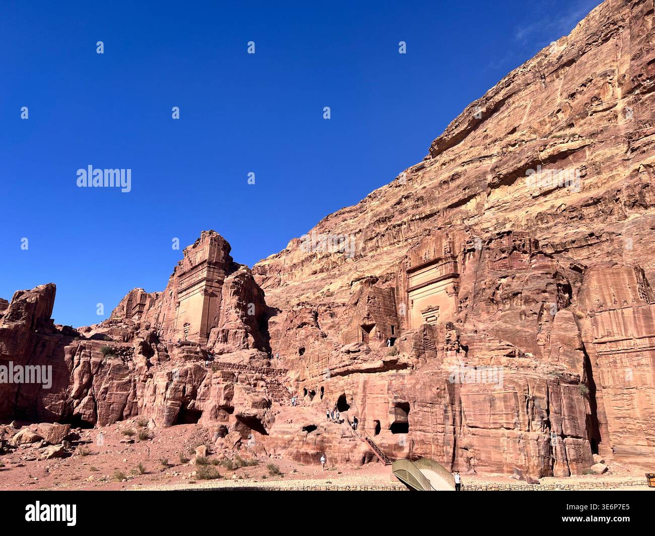 Façades monumentales taillées dans la roche dans la zone des tombes royales du parc archéologique de Petra, Jordanie - Image de stock capturée avec un smartphone