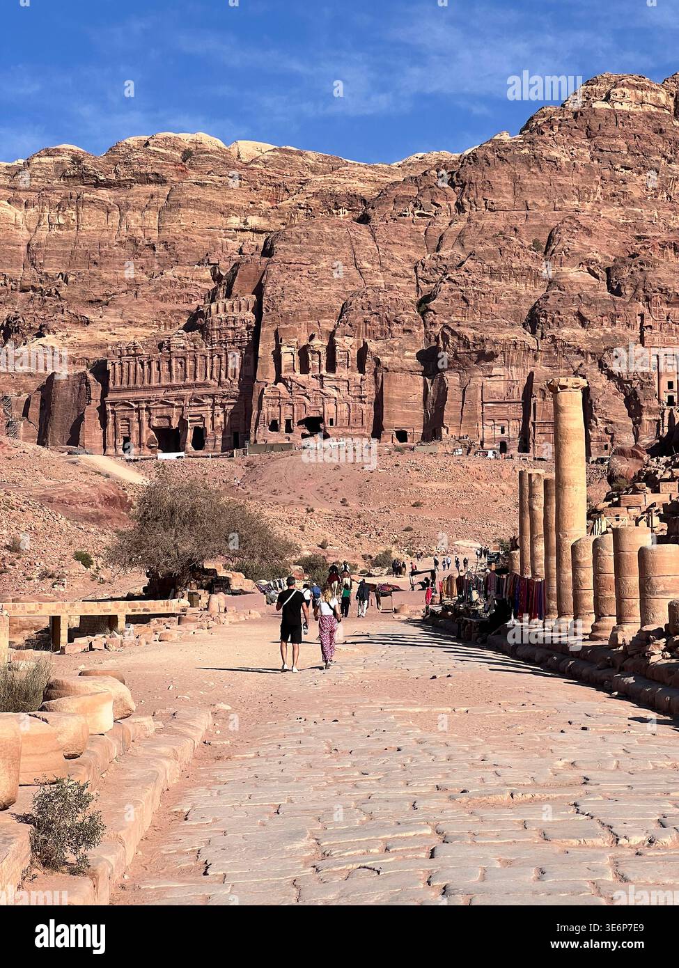 Rues à colonnades et façades taillées dans la roche dans le parc archéologique de Petra, Jordanie - Image de stock capturée avec un smartphone