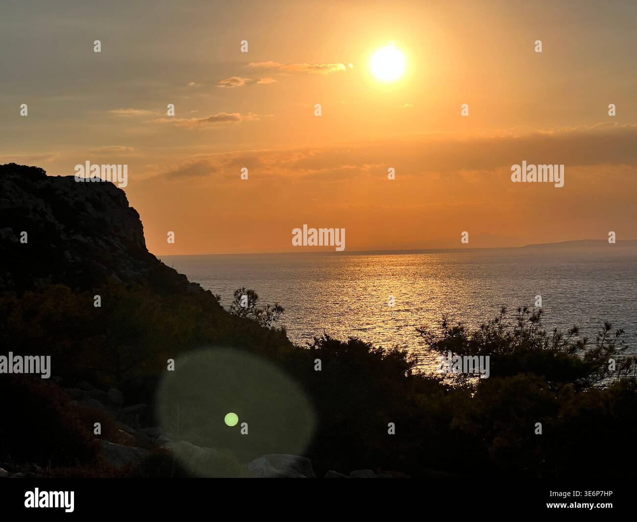 Coucher de soleil sur les falaises de mer rocheuses au cap Greco à Chypre. Banque D'Images