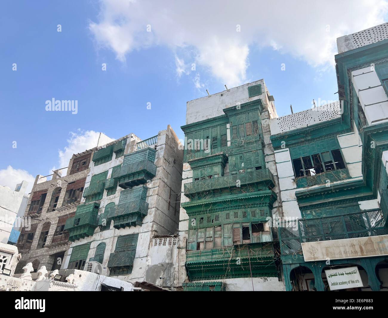 Bâtiments traditionnels avec balcons en bois vert à Al-Balad, Djeddah, Arabie Saoudite. - Image de stock capturée avec un smartphone