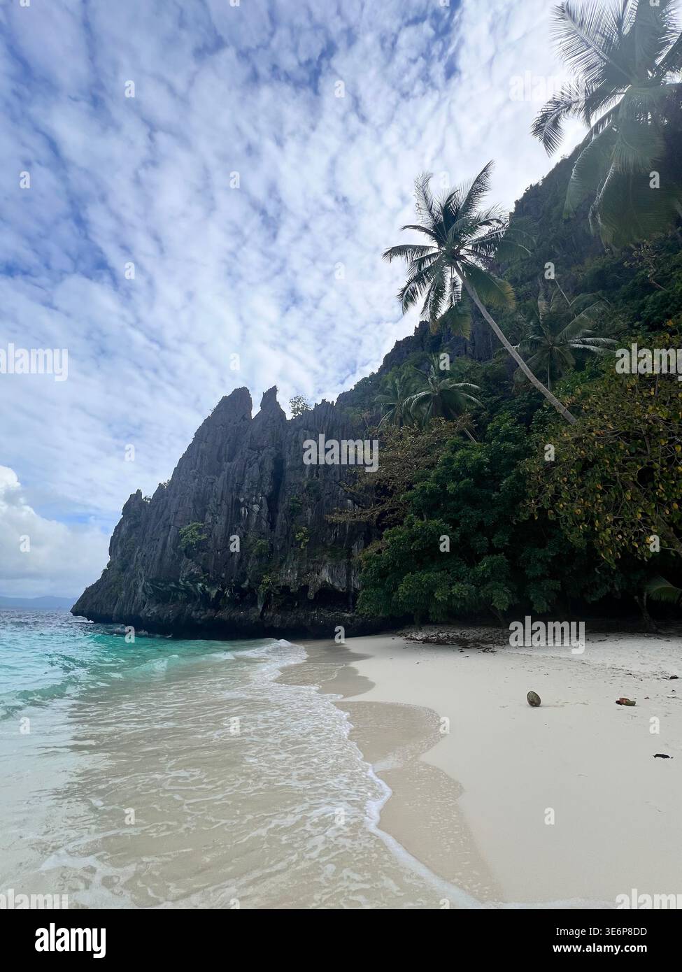Plage vide de sable blanc avec palmiers et falaises calcaires à El Nido, Palawan, Philippines. - Image de stock capturée avec un smartphone