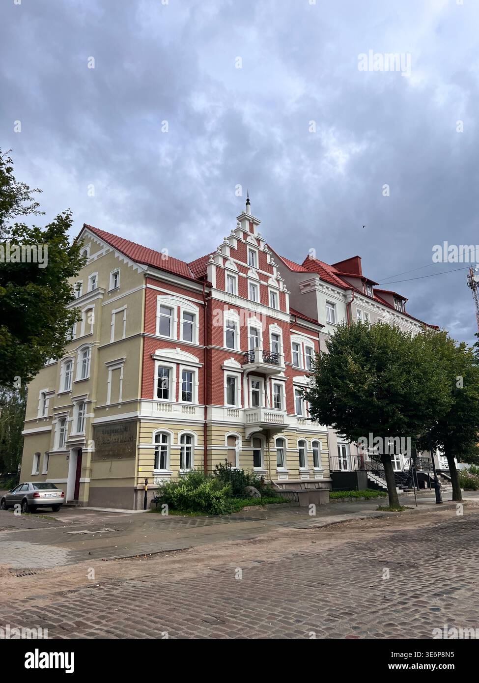 Bâtiment résidentiel historique restauré dans une rue pavée à Chernyakhovsk, oblast de Kaliningrad, Russie. Banque D'Images