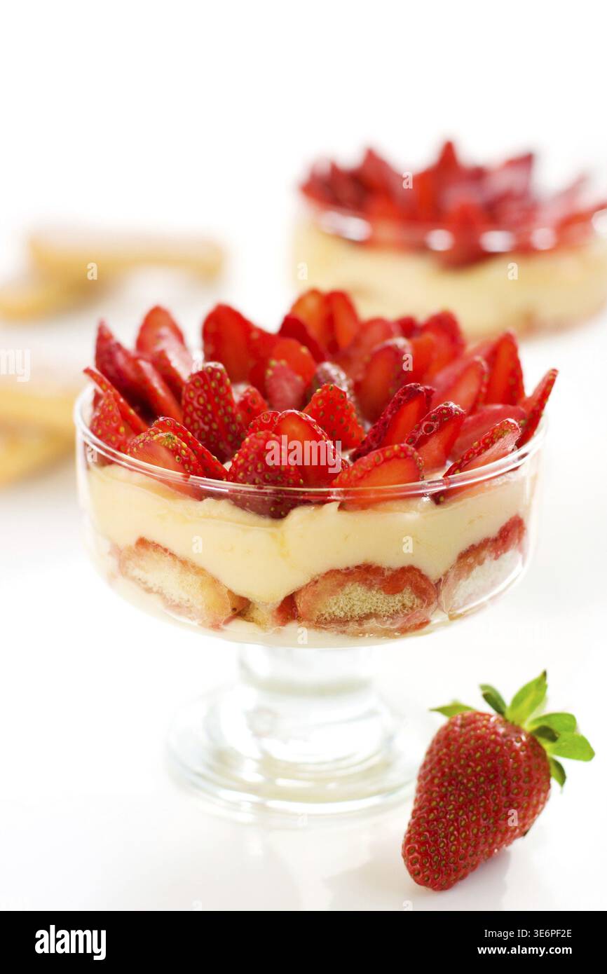 Nourriture, dessert tiramisu aux fraises dans un verre Banque D'Images