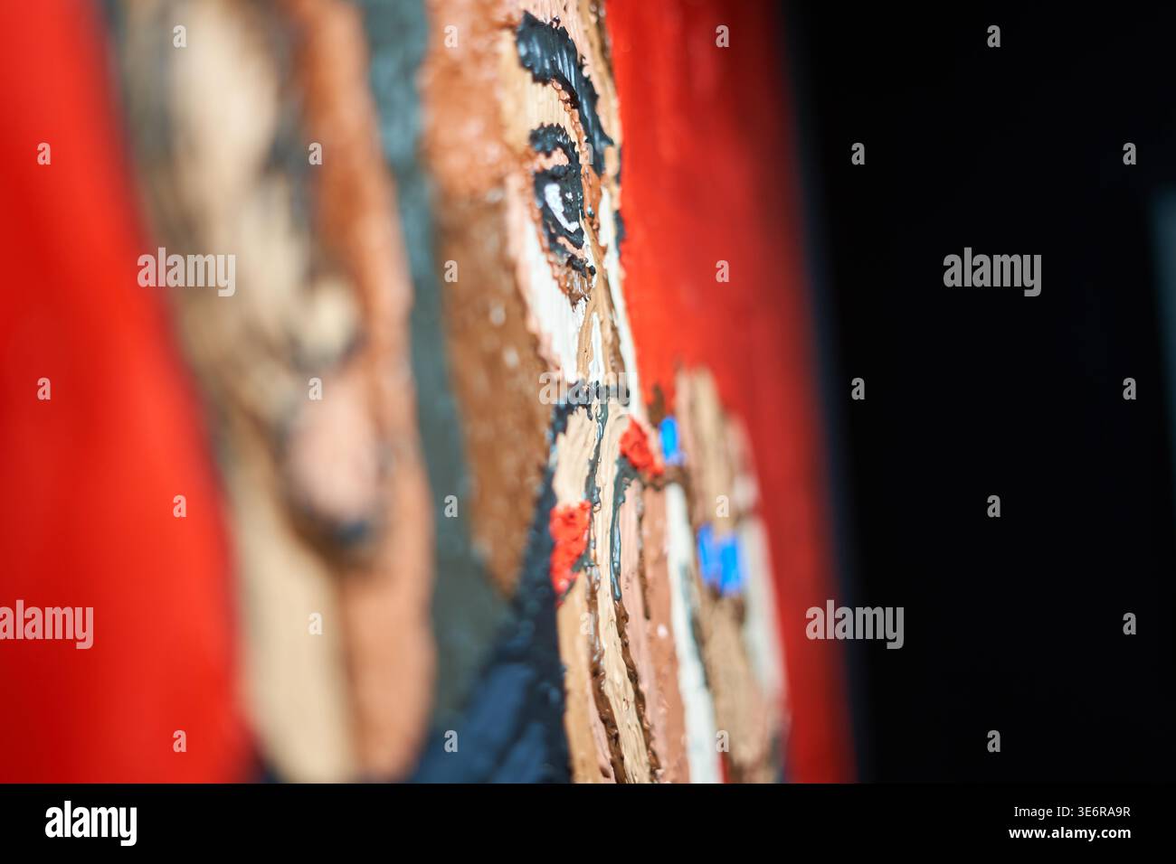 Vue latérale en gros plan d'une peinture à l'huile sur toile, mettant en évidence les épaisseurs de coups de pinceau impasto et une application de peinture texturée. L'œuvre représente un portrait Banque D'Images