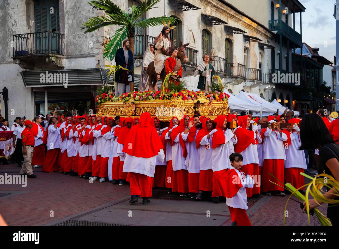 Musicien étudiant jouant glockenspiel dans une fanfare pendant les célébrations de la semaine Sainte à Casco Viejo, Panama. Photographie de rue Golden Hour. Banque D'Images