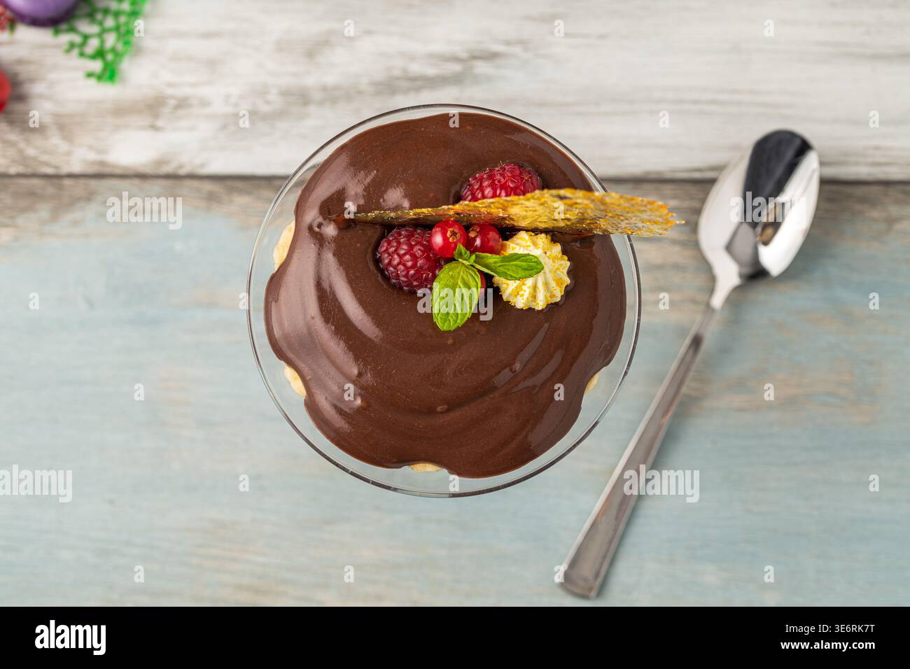 Dessert mousse au chocolat avec fruits et garniture décorative Banque D'Images