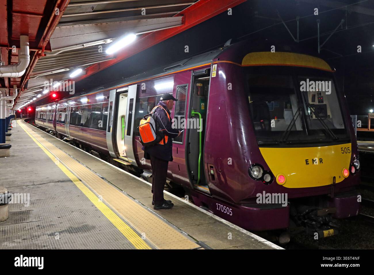 Unité East Midlands Railway Classe 170 170505 à la gare de Derby, Angleterre, avec du personnel ferroviaire sur le quai. Banque D'Images