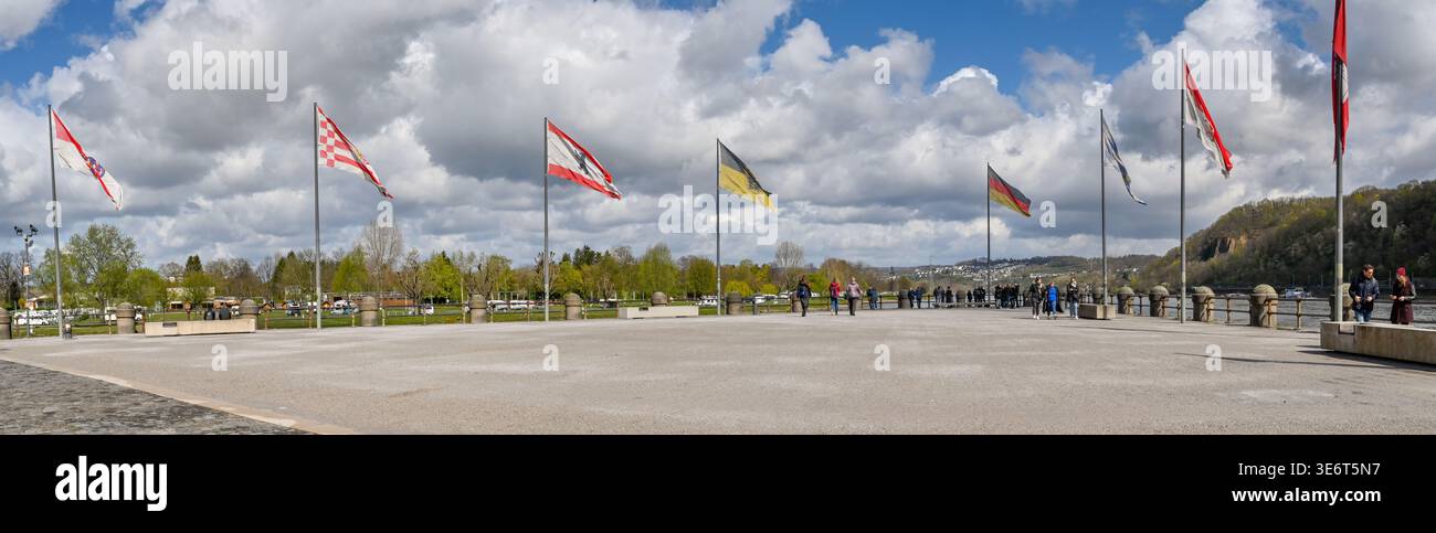 Coblence, Allemagne - 9 avril 2022 : vue panoramique panoramique sur le Deutsches Eck ou German Corner, qui se trouve à la jonction de la Moselle et du Rhin Banque D'Images