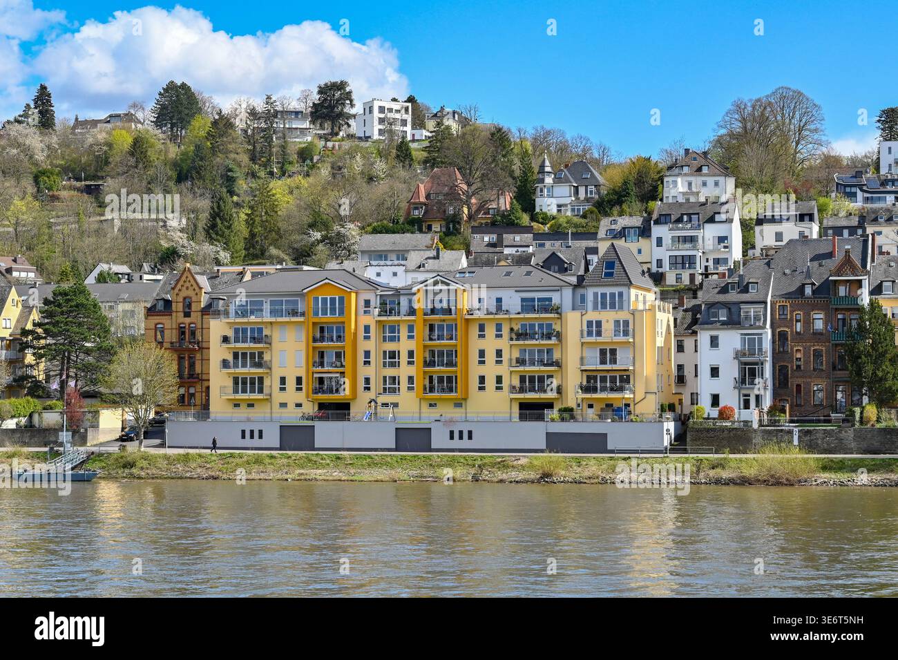 Coblence, Allemagne - 9 avril 2022 : vue panoramique sur les maisons et les immeubles d'appartements sur les rives du Rhin à Coblence. Banque D'Images