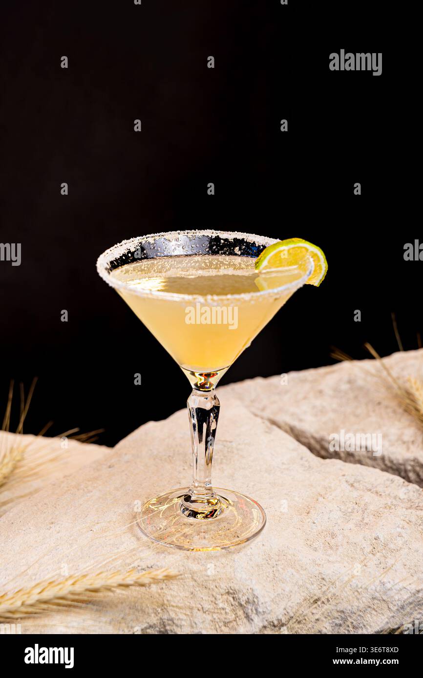 Cocktail Margarita dans les verres classiques, vue de côté sur un fond noir, avec de la glace. Boissons d'été avec citron vert et un bord de sel, avec espace de copie Banque D'Images