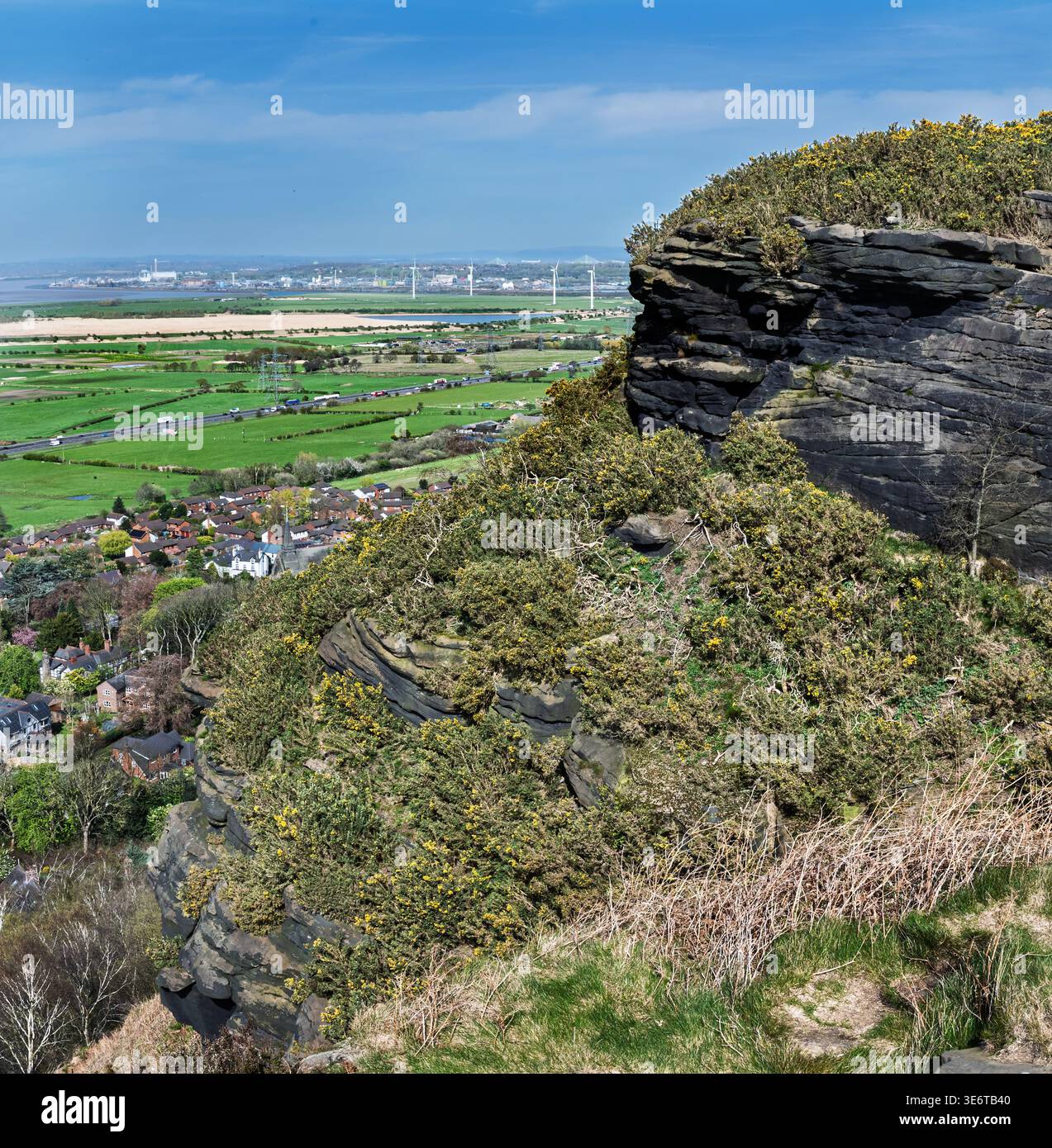 La face en grès de la colline Helsby connue localement comme le vieil homme de Helsby regardant towrds Runcorn et l'est. Banque D'Images