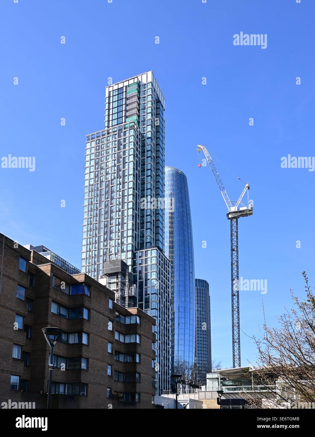 Gratte-ciel et grue à flèche à tour près de Blackfriars (rive sud), Londres, Angleterre, Royaume-Uni Banque D'Images