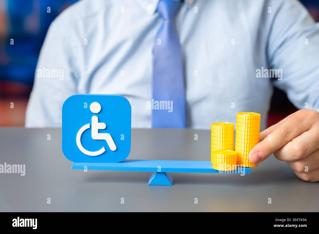 Homme d'affaires tenant des pièces près de l'icône de personne handicapée sur l'échelle de poids. Concept de soutien financier, d'équilibre social et d'inclusion. symbolisant l'égalité, Banque D'Images