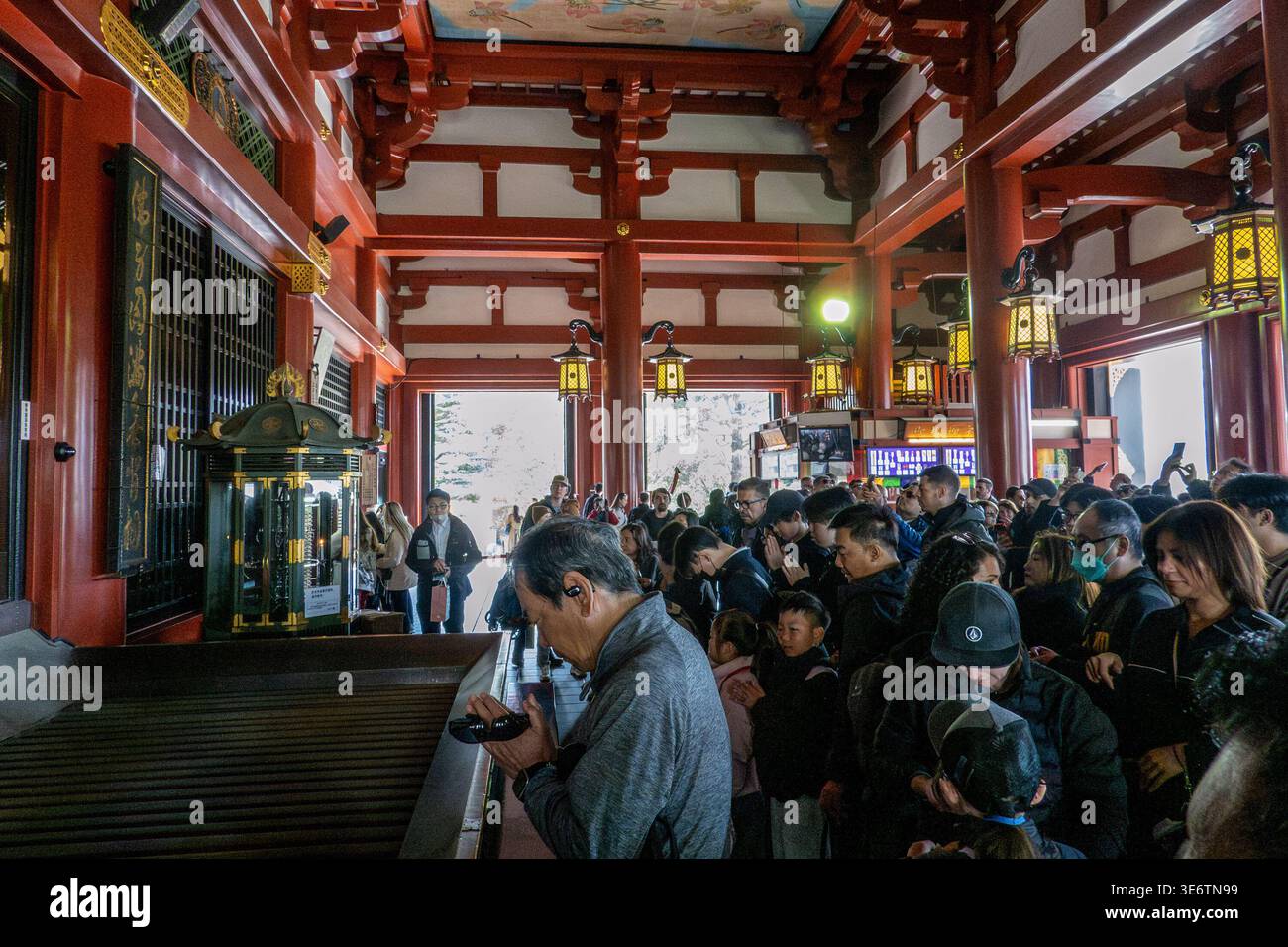 Les visiteurs prient et font des offrandes à l'intérieur du temple Senso-ji à Asakusa, Tokyo, Japon, l'un des sites bouddhistes les plus importants du pays. Le temple sens ?-ji à Asakusa est le plus ancien et le plus célèbre temple bouddhiste de Tokyo, fondé au VIIe siècle. Connue pour sa porte emblématique Kaminarimon et la rue commerçante animée Nakamise-dori, elle attire des millions de visiteurs chaque année. (Photo Shawn Goldberg / SOPA images/SIPA USA) Banque D'Images