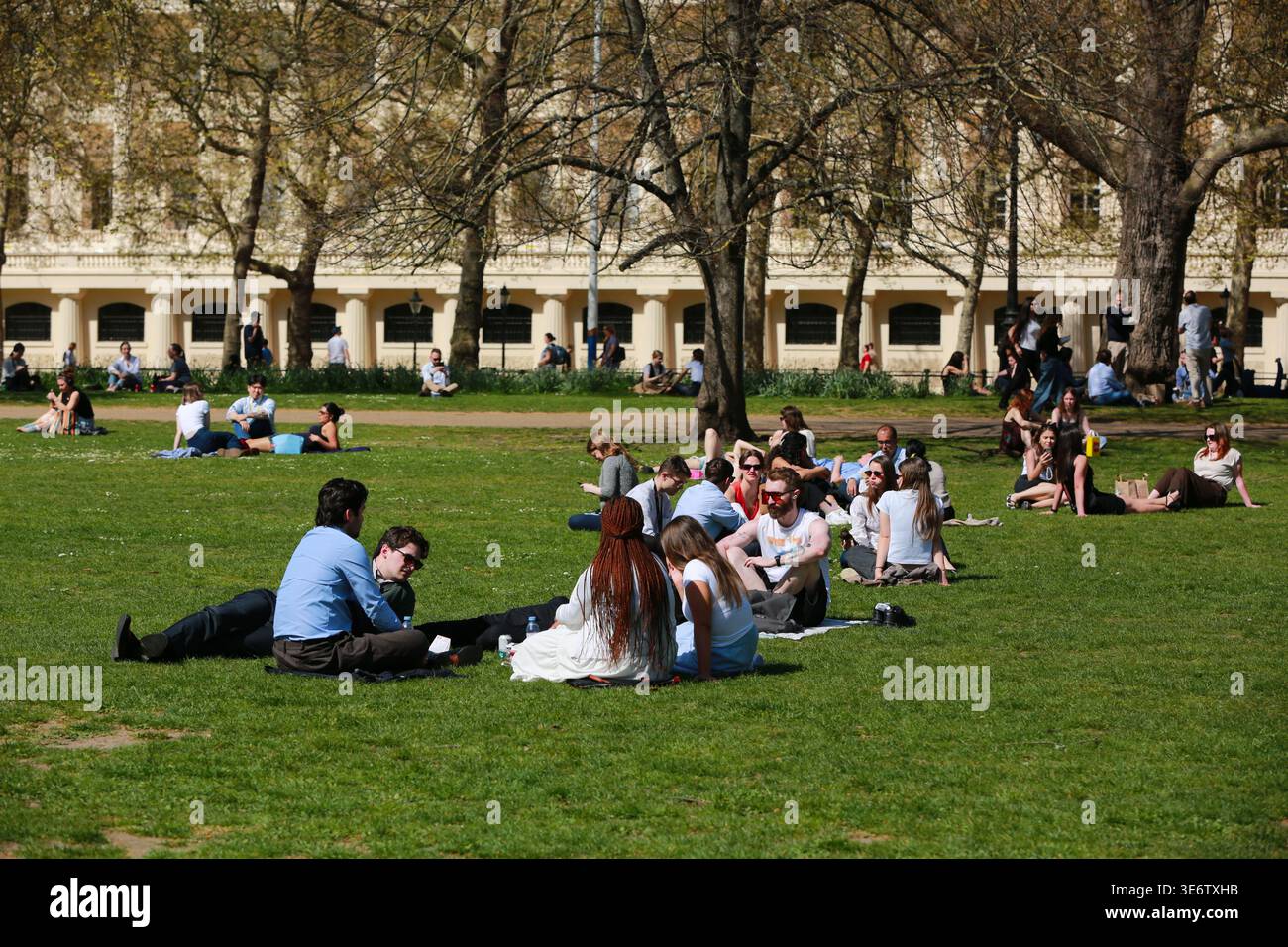 Londres, Royaume-Uni. 08 avril 2026. Londoniens et touristes apprécient le soleil et le temps chaud à St James’s Park alors que les températures atteignent 26°C dans la capitale. Crédit : Waldemar Sikora / Alamy Live News Banque D'Images