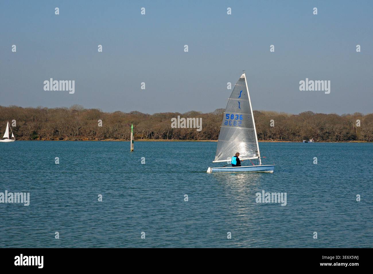 Dinghy arrive à Chichester Marina. Banque D'Images