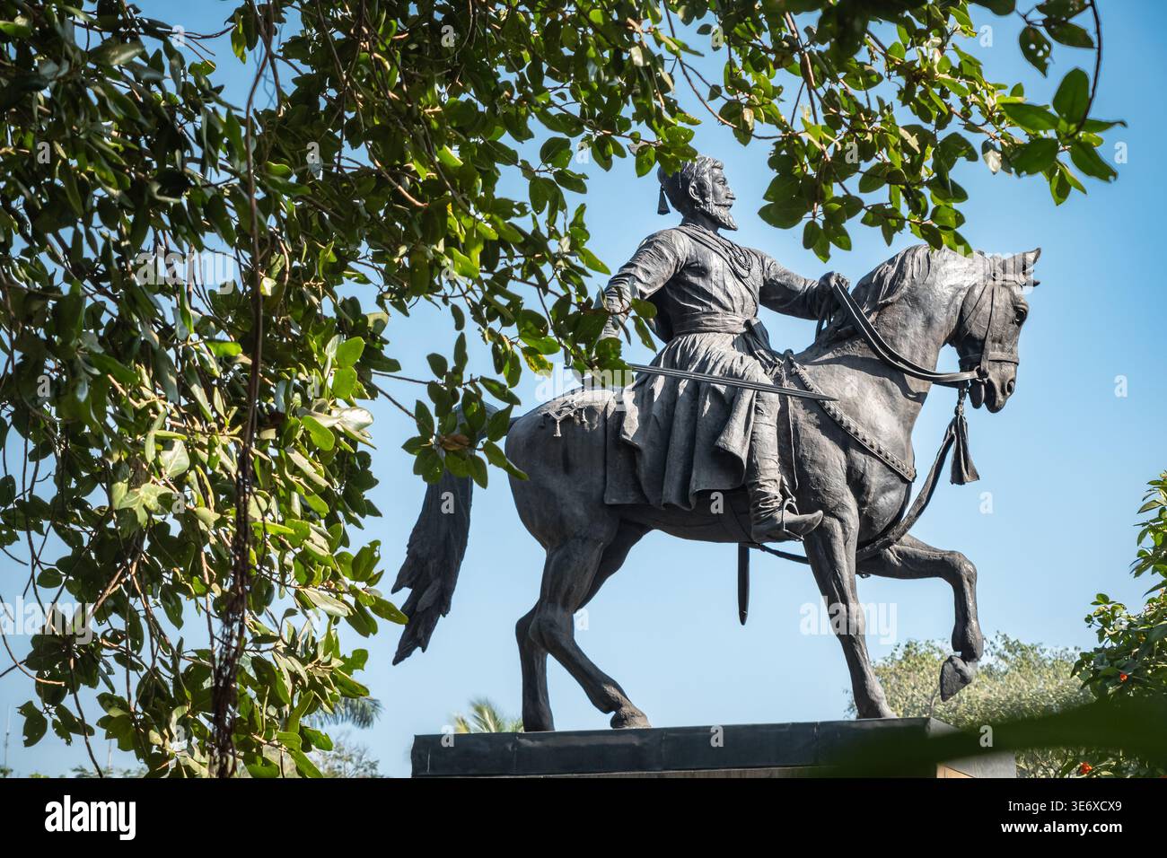 La statue monument de Chattrapati Shivaji Maharaj sur l'équitation un cheval, dans le parc vert à la porte de l'Inde Mumbai, Maharashtra, Inde. Trav Banque D'Images