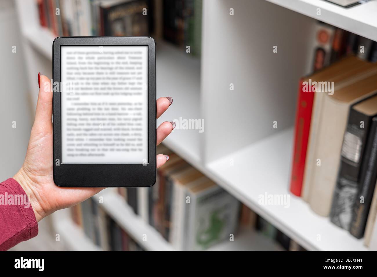 la main d'une femme tenant un e-book. Banque D'Images