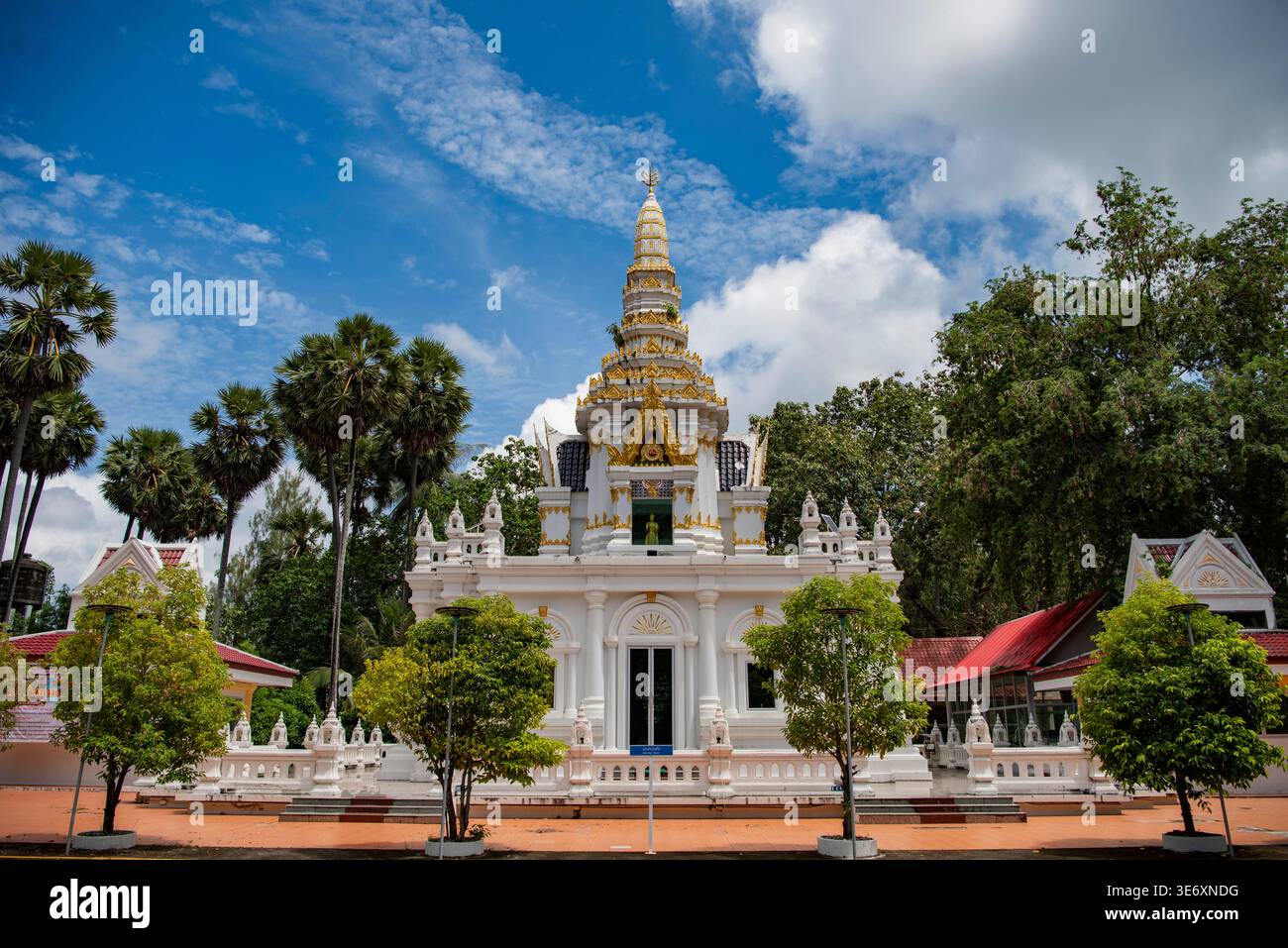 Wat Naiharn à Nai Hart Town sur Phuket isalnd en Thaïlande. Thaïlande, Phuket, 28 octobre 2025 Banque D'Images