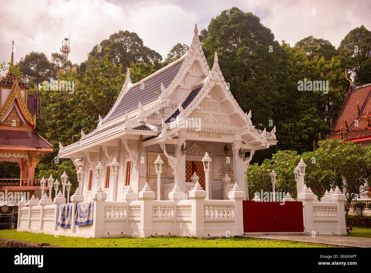Wat Kathu dans la ville de Kathu sur Phuket isalnd en Thaïlande. Thaïlande, Phuket, 28 octobre 2025 Banque D'Images