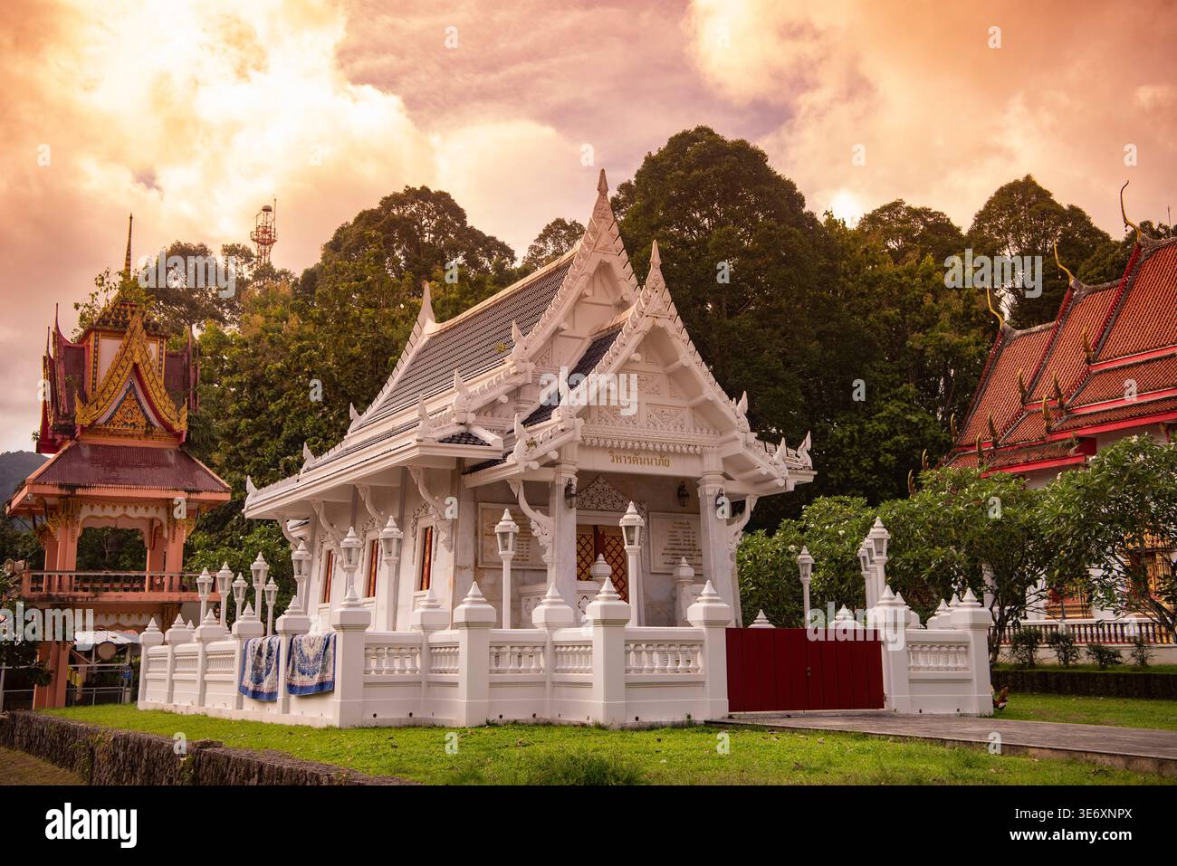 Wat Kathu dans la ville de Kathu sur Phuket isalnd en Thaïlande. Thaïlande, Phuket, 28 octobre 2025 Banque D'Images