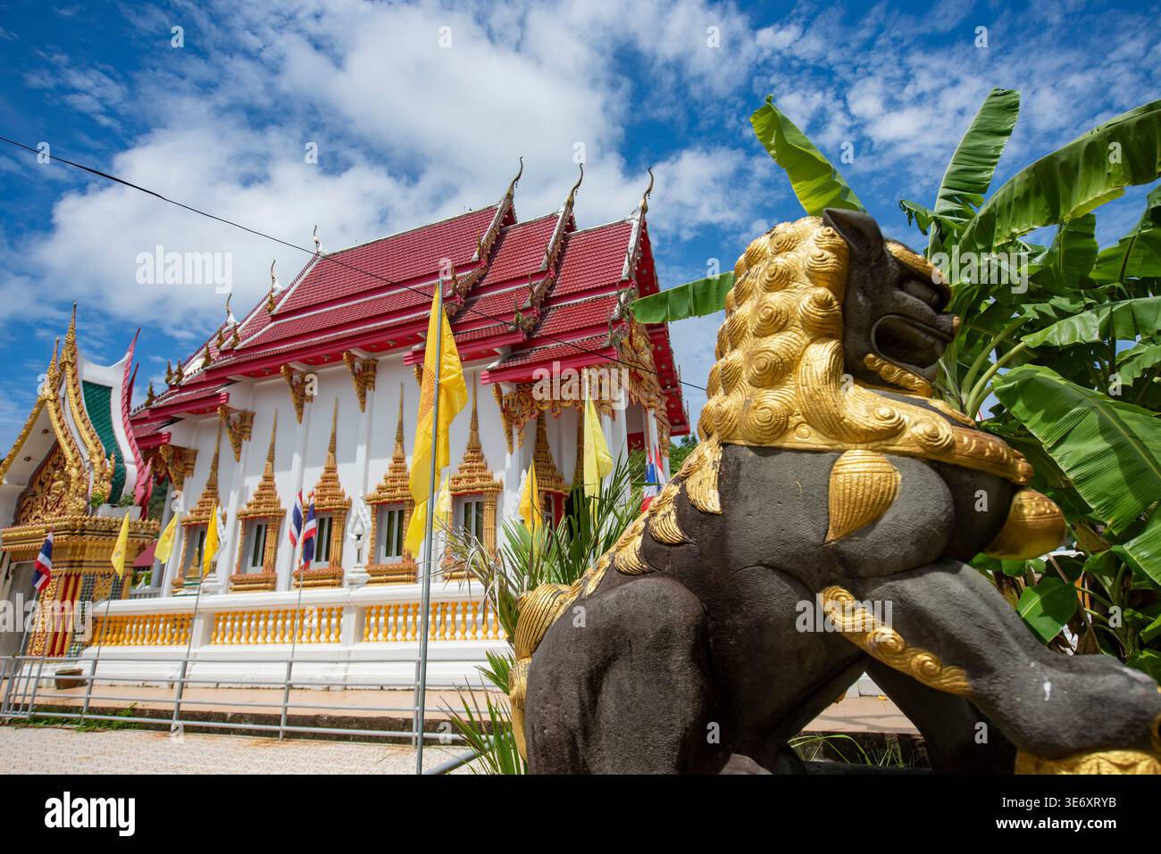 Wat Naiharn à Nai Hart Town sur Phuket isalnd en Thaïlande. Thaïlande, Phuket, 28 octobre 2025 Banque D'Images