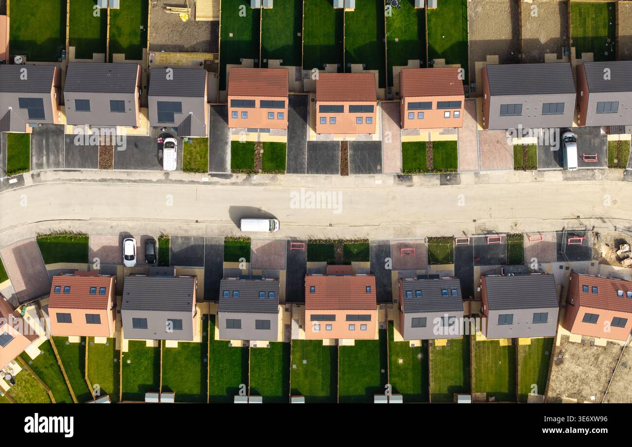 Vue aérienne de haut en bas au-dessus d'un bloc de maisons de banlieue écologiques nouvellement construites en construction au Royaume-Uni avec panneaux solaires sur le toit et pompes à chaleur Banque D'Images