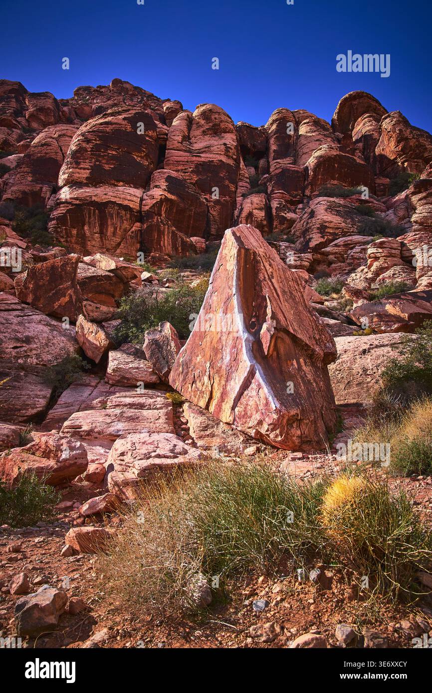 Mur d'escalade triangulaire de Kraft Mountain avec des marques de craie blanches dans le Nevada Banque D'Images