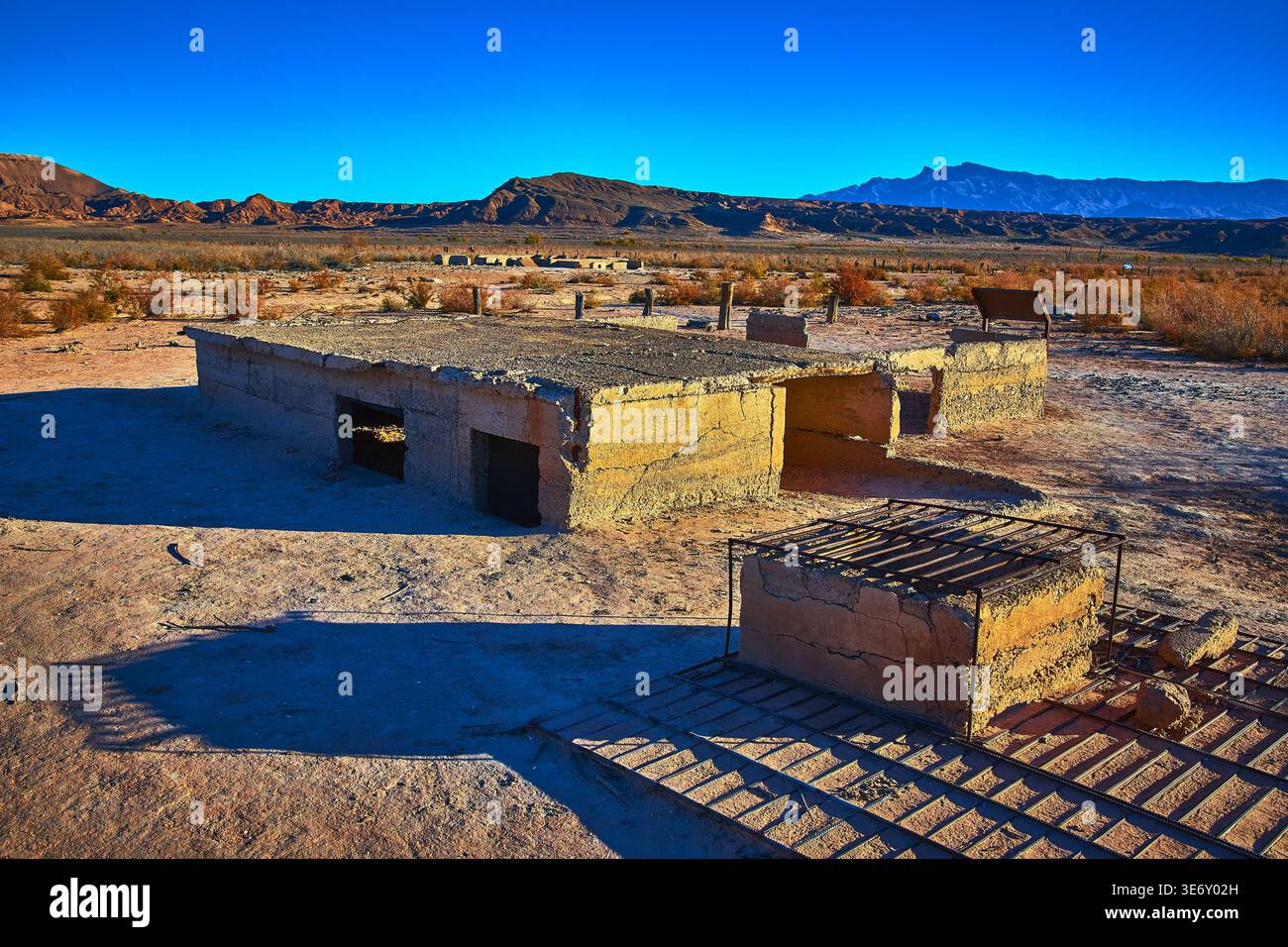 Ghost Town Ruins Desert Landscape et les montagnes lointaines Nevada Banque D'Images
