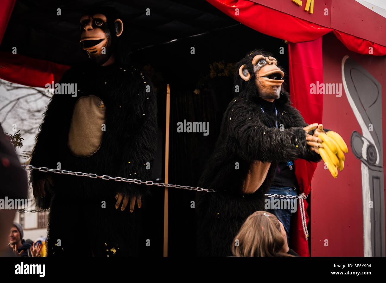 Bâle, Suisse - 10 mars 2025 : vue de personnages costumés à bord d'un flotteur vibrant, leur fourrure noire contrastant avec le fond rouge vif, créa Banque D'Images