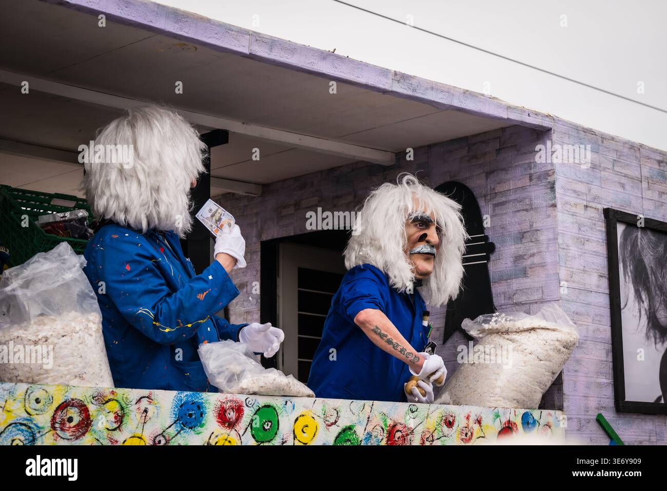 Bâle, Suisse - 10 mars 2025 : vue de figures fantaisistes en tenue bleue et perruques blanches élaborées, capturées pendant les célébrations Fasnacht, exsudant Banque D'Images