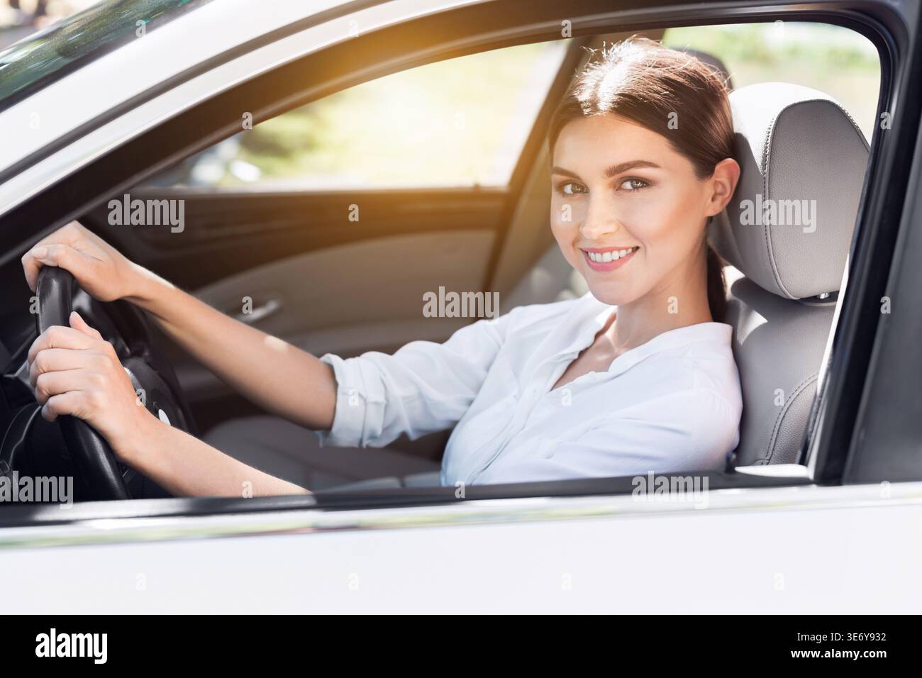 Jeune femme d'affaires assise dans sa voiture Banque D'Images