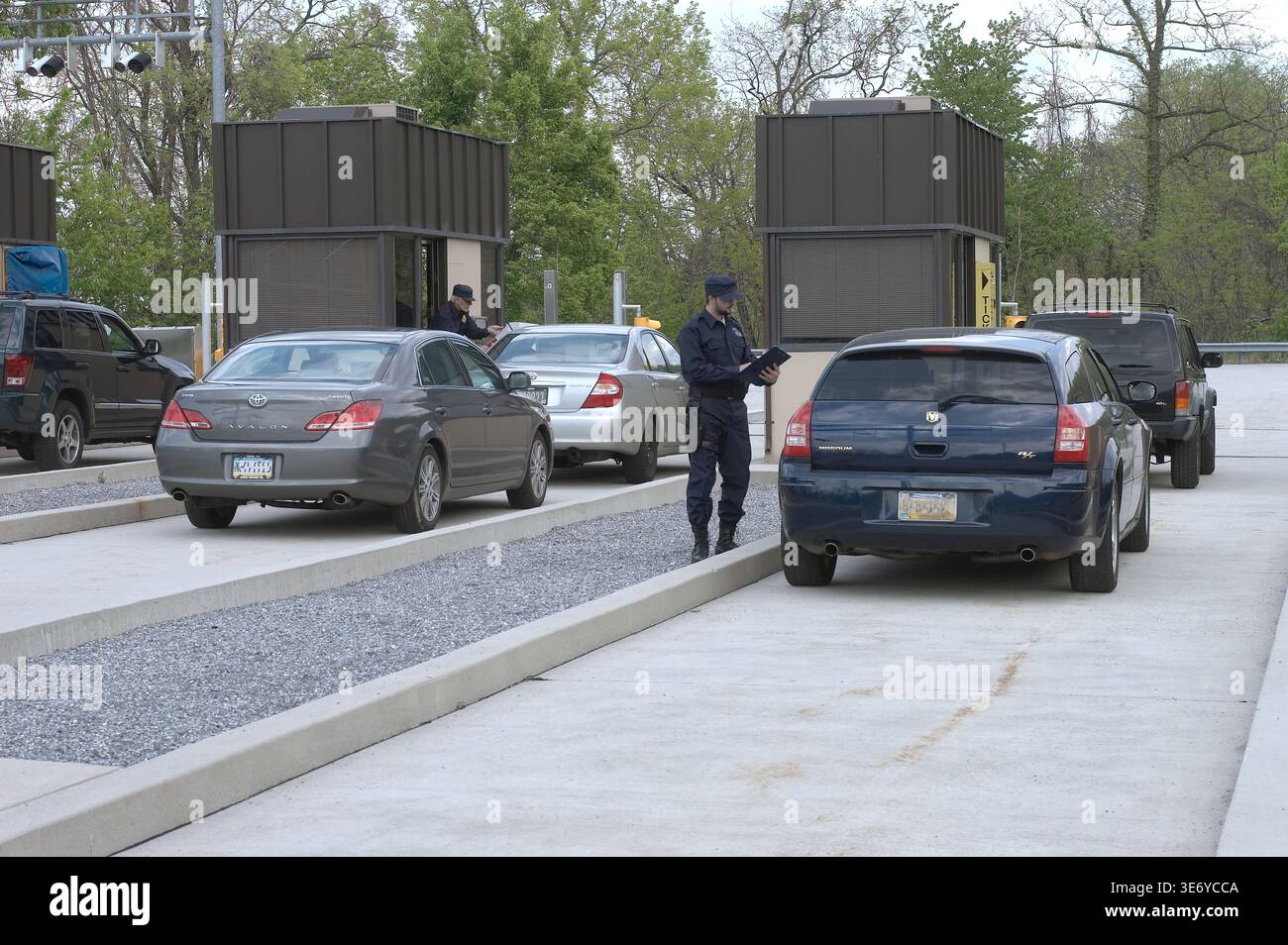 Simulation de passage de la frontière américaine avec des agents fédéraux. Banque D'Images