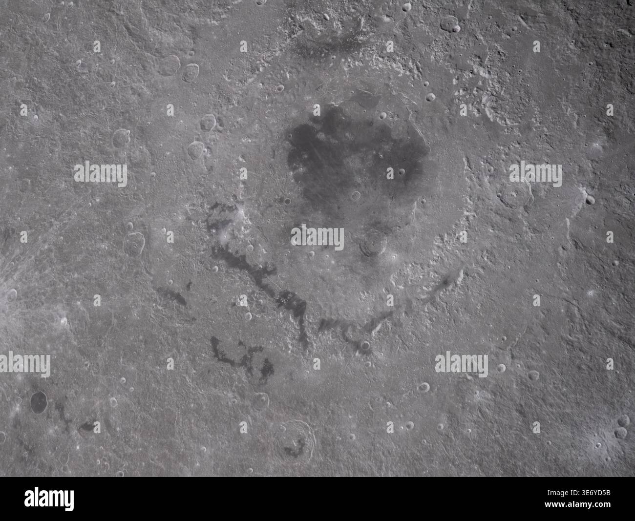 Vue haute résolution des anneaux concentriques du bassin oriental sur la surface de la Lune. Banque D'Images