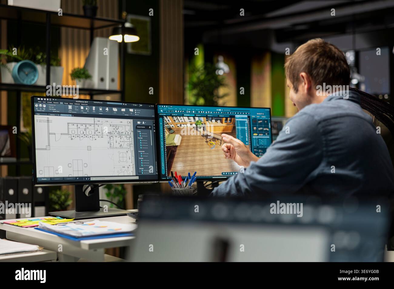 Spécialiste de la conception utilisant un logiciel de modélisation et des plans sur ordinateur, déplaçant les actifs dans le programme de rendu 3D. Architecte d'intérieur utilisant un logiciel de conception architecturale assistée par ordinateur sur PC. Banque D'Images