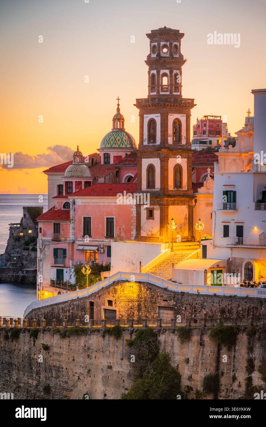 Atrani, Italie. Église Sainte-Marie-Madeleine, côte amalfitaine, couleurs du coucher de soleil Banque D'Images
