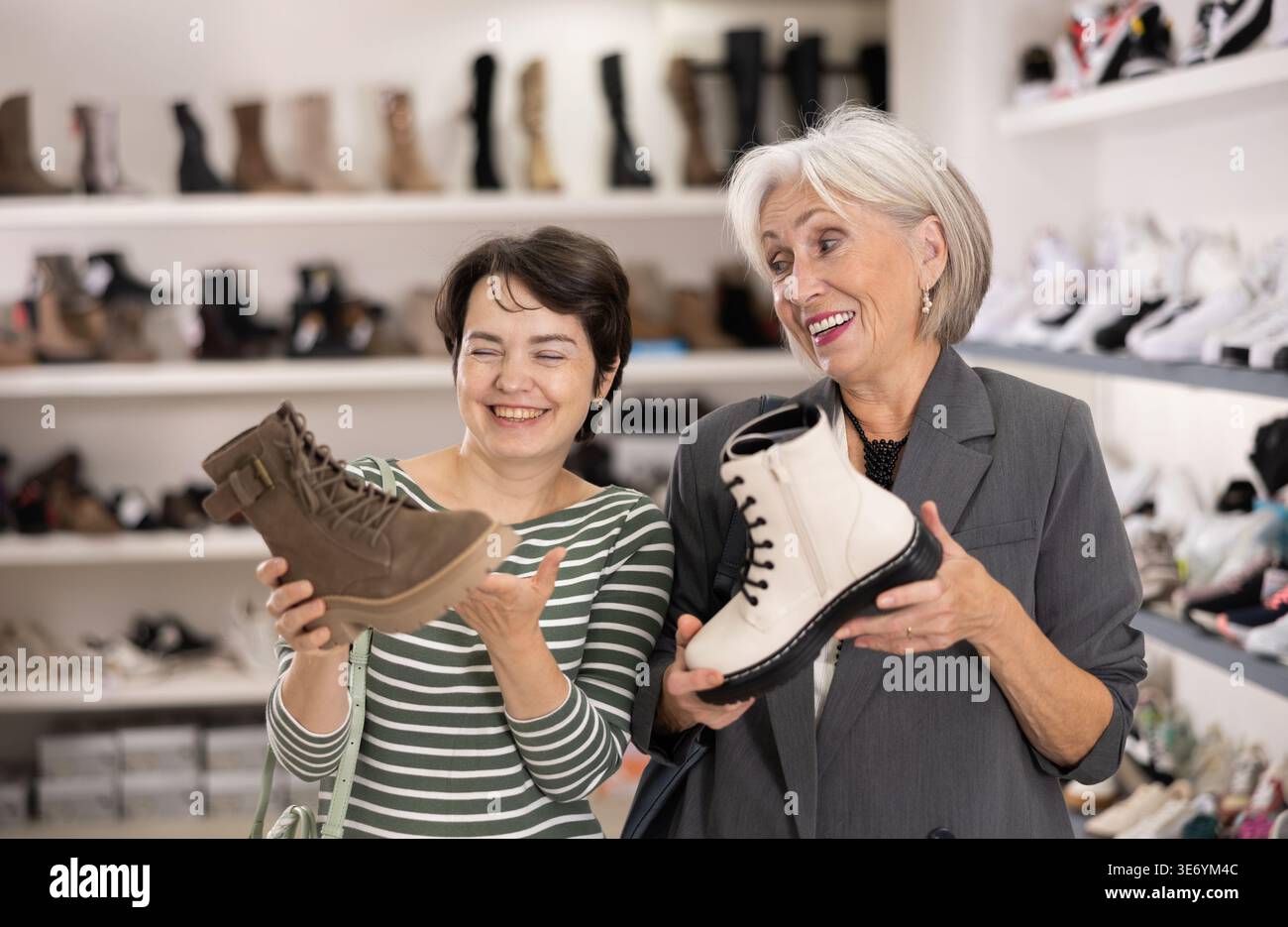 Deux femmes font des courses dans un magasin de chaussures Banque D'Images