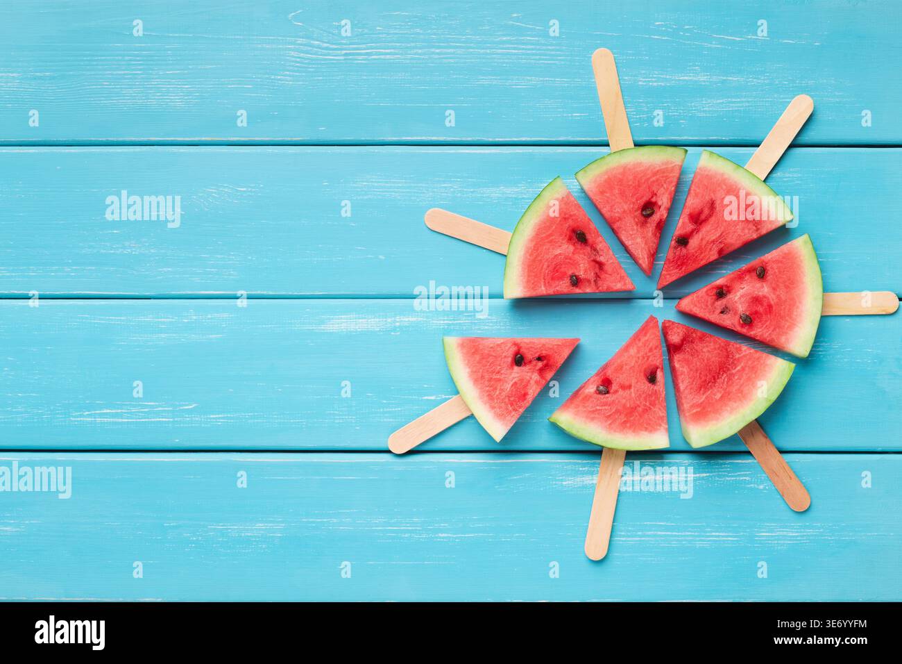 Watermelon les popsicles cercle sur fond de bois, bleu Banque D'Images