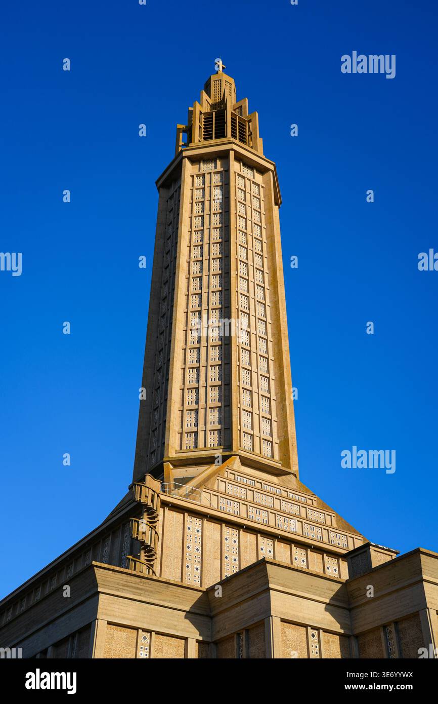 Détail architectural de : la tour de l'église Joseph et son style brutaliste en béton armé au Havre, Normandie, France Banque D'Images