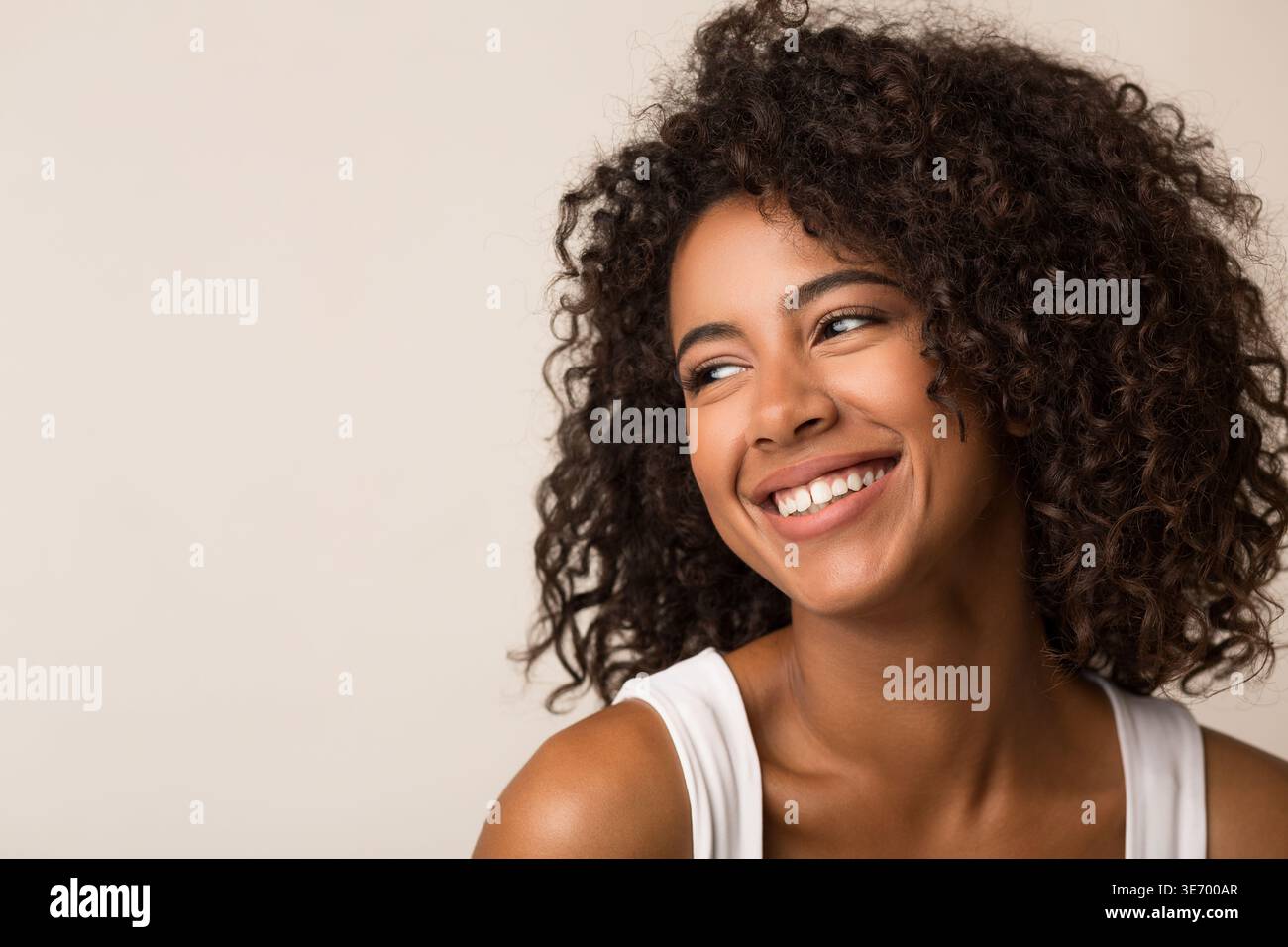 Portrait de beauté de femme noire sur fond clair Banque D'Images