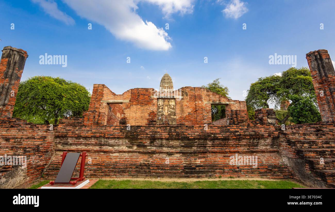 Ruines de briques historiques de Wat Ratchaburana debout sous un ciel bleu à Ayutthaya Banque D'Images