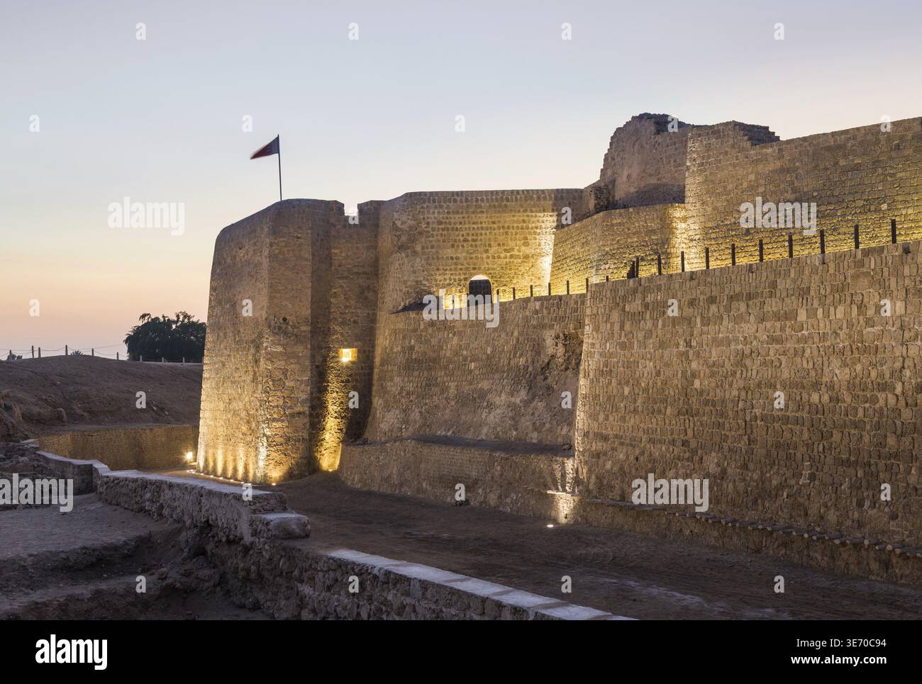 Coucher de soleil au Fort de Bahreïn reconstruit près de Manama à Seef, Bahreïn Banque D'Images