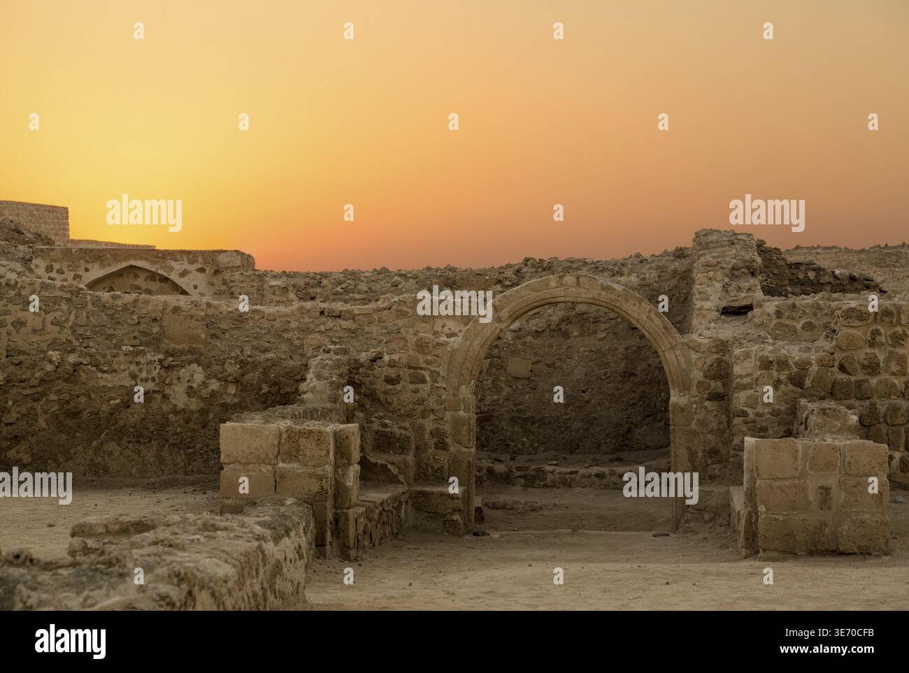 Crépuscule à l'recontructed le Fort de Bahreïn près de Manama, Bahreïn à Seef Banque D'Images