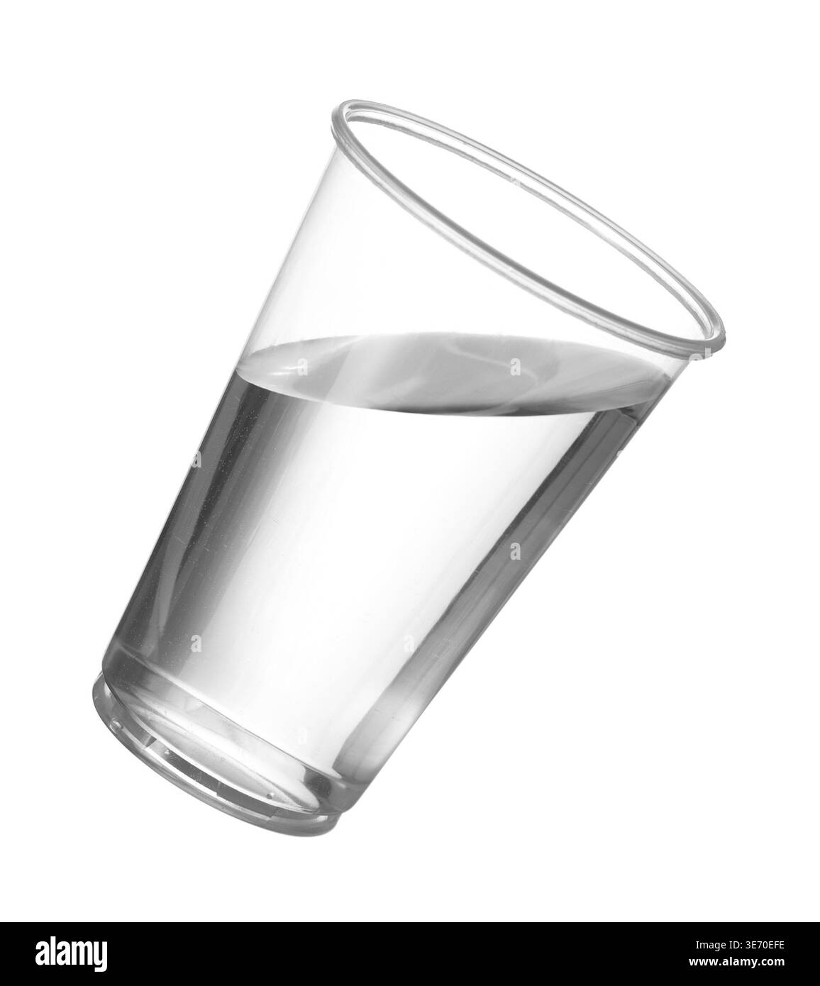 Eau potable pure dans une tasse ou un verre jetable avec de l'eau qui commence à se répandre sur le bord du verre de pinte Banque D'Images