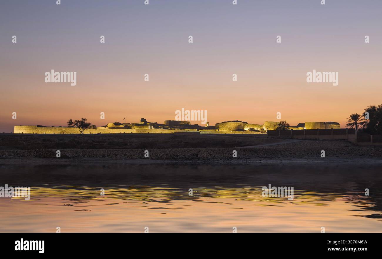 Coucher de soleil au Fort de Bahreïn reconstruit près de Manama à Seef, Bahreïn Banque D'Images