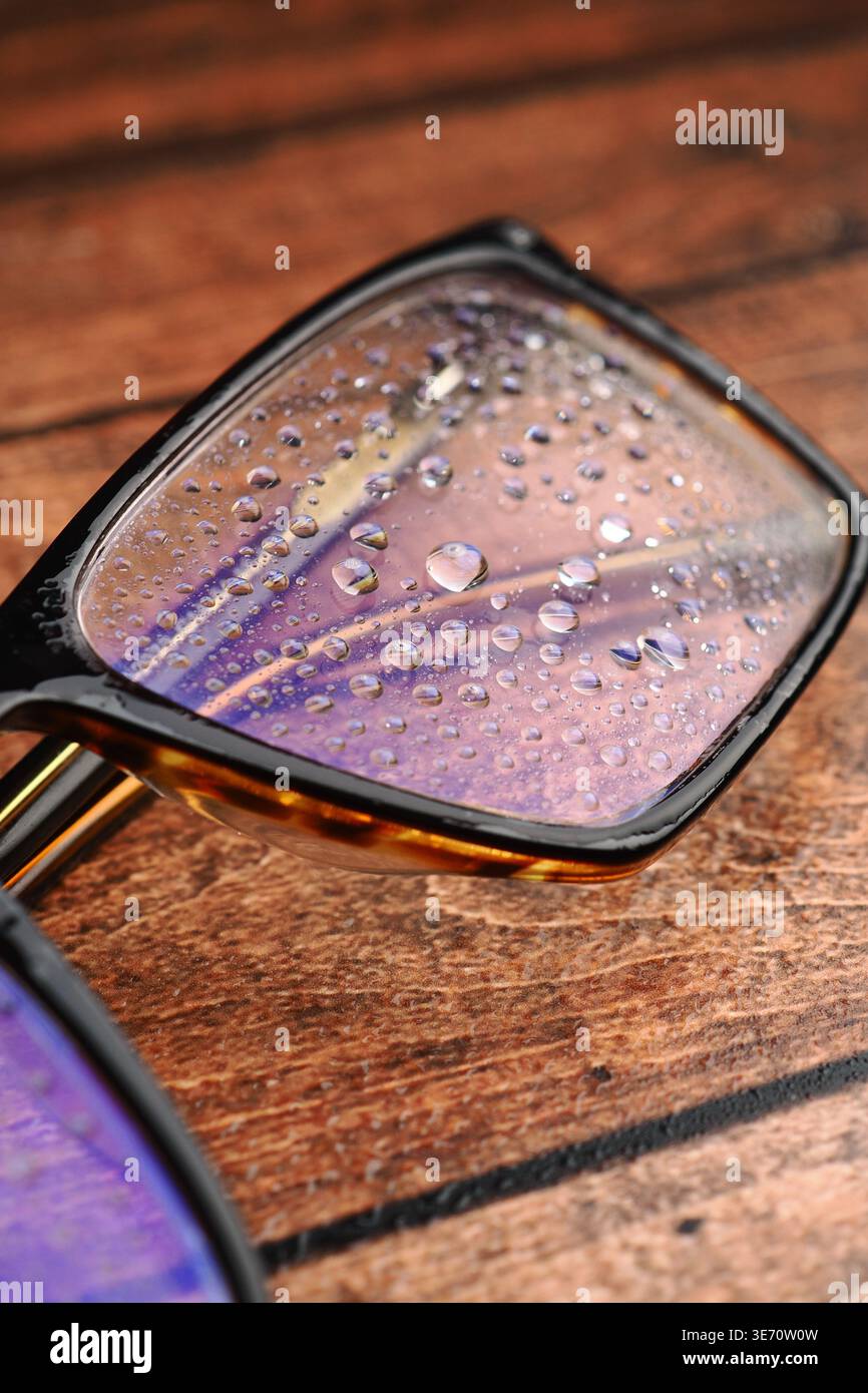 Vue rapprochée de lunettes avec des gouttelettes d'eau dessus Banque D'Images